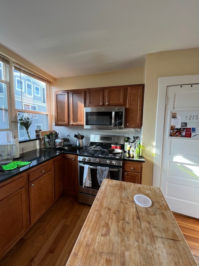 332 Beacon St, Unit 2 in Somerville, MA - Building Photo - Building Photo