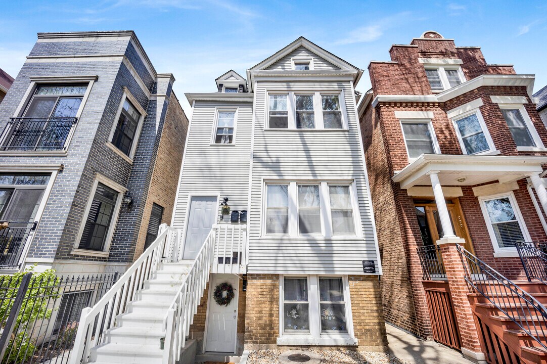 1914 W Henderson St in Chicago, IL - Building Photo