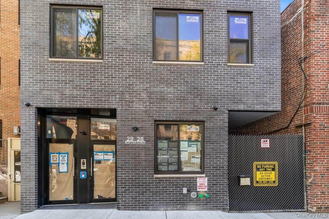 29-28 Newtown Ave in Queens, NY - Foto de edificio