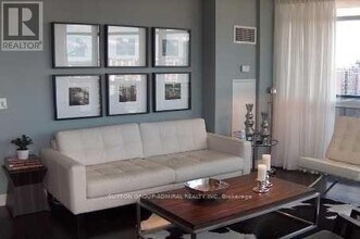 21 Carlton St. in Toronto, ON - Building Photo - Building Photo