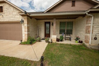 122 Koele Ct in Bastrop, TX - Building Photo - Building Photo