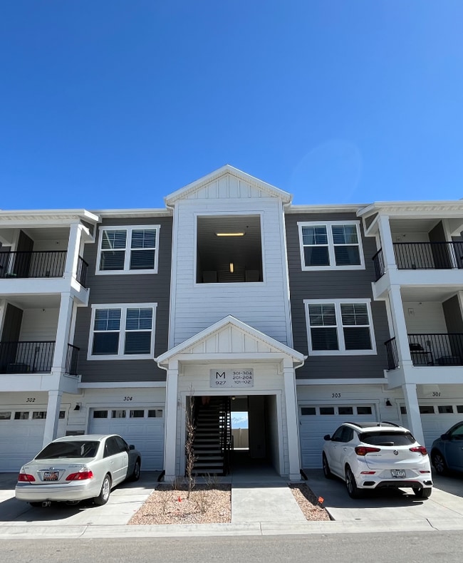property at 927 W Coral Charm Wy