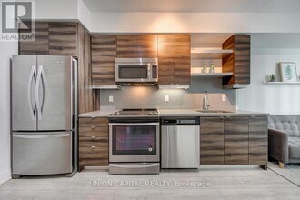 525 Adelaide St W in Toronto, ON - Building Photo - Building Photo