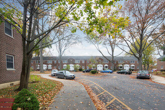 Deepdale Gardens COOP in Little Neck, NY - Building Photo - Building Photo