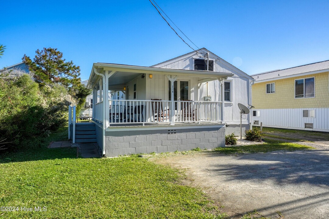 714 Canal Dr in Carolina Beach, NC - Foto de edificio