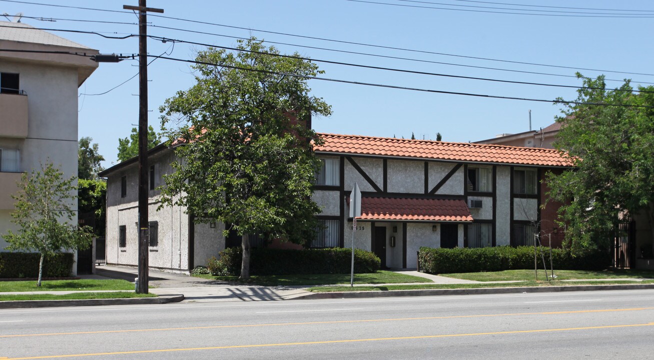 6515 Woodman Ave in Van Nuys, CA - Foto de edificio