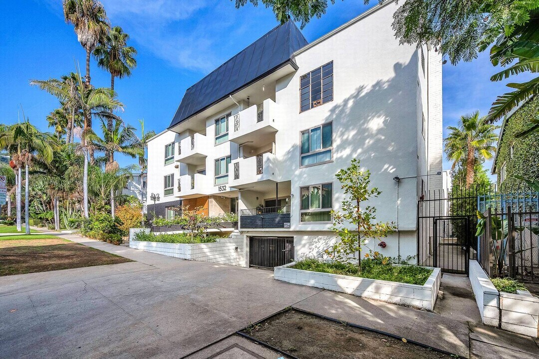 1532 Hayworth Ave in Los Angeles, CA - Building Photo