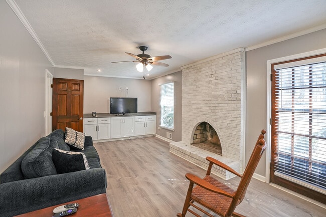 property at 752 Mountainbrooke Cir SW