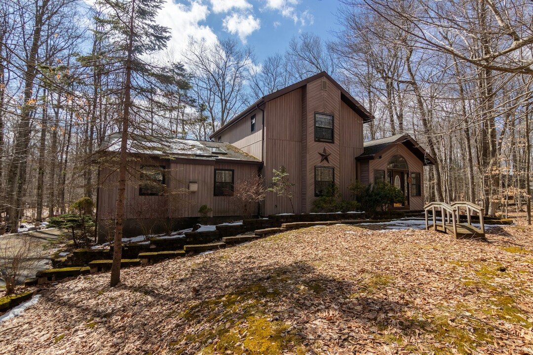 1162 Ranger Trail in Pocono Lake, PA - Building Photo