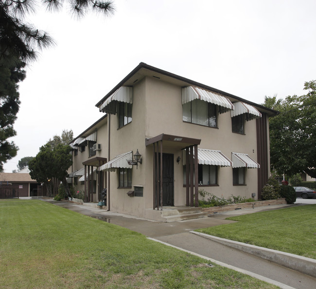 12205 Burbank Blvd in North Hollywood, CA - Foto de edificio - Building Photo