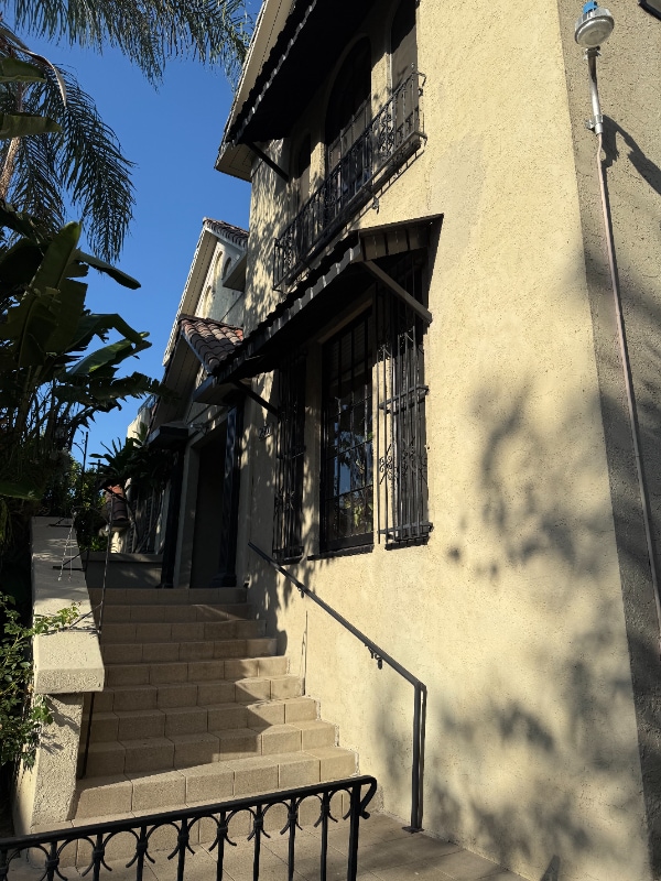 250 N Kenmore Ave