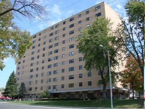 Park North & Park South Towers in Omaha, NE - Foto de edificio - Building Photo