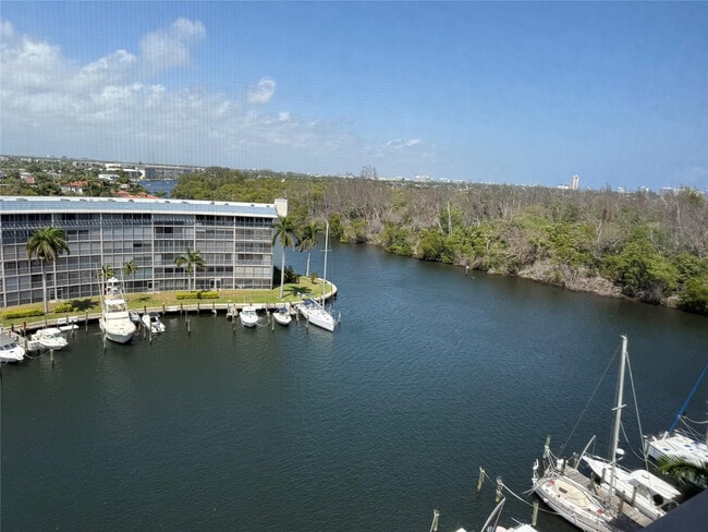 1523 E Hillsboro Blvd in Deerfield Beach, FL - Building Photo - Building Photo