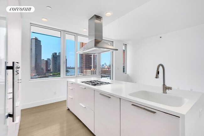 519-19 Borden Ave in Queens, NY - Building Photo - Building Photo