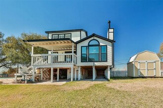 204 Yaupon Dr in Baytown, TX - Foto de edificio - Building Photo