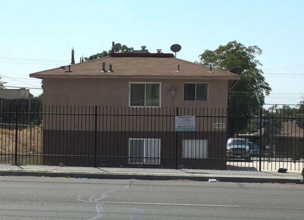 1313 Bernard St in Bakersfield, CA - Building Photo