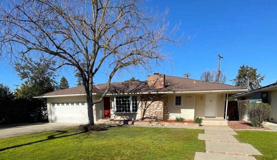 1338 E Almendra Dr in Fresno, CA - Building Photo