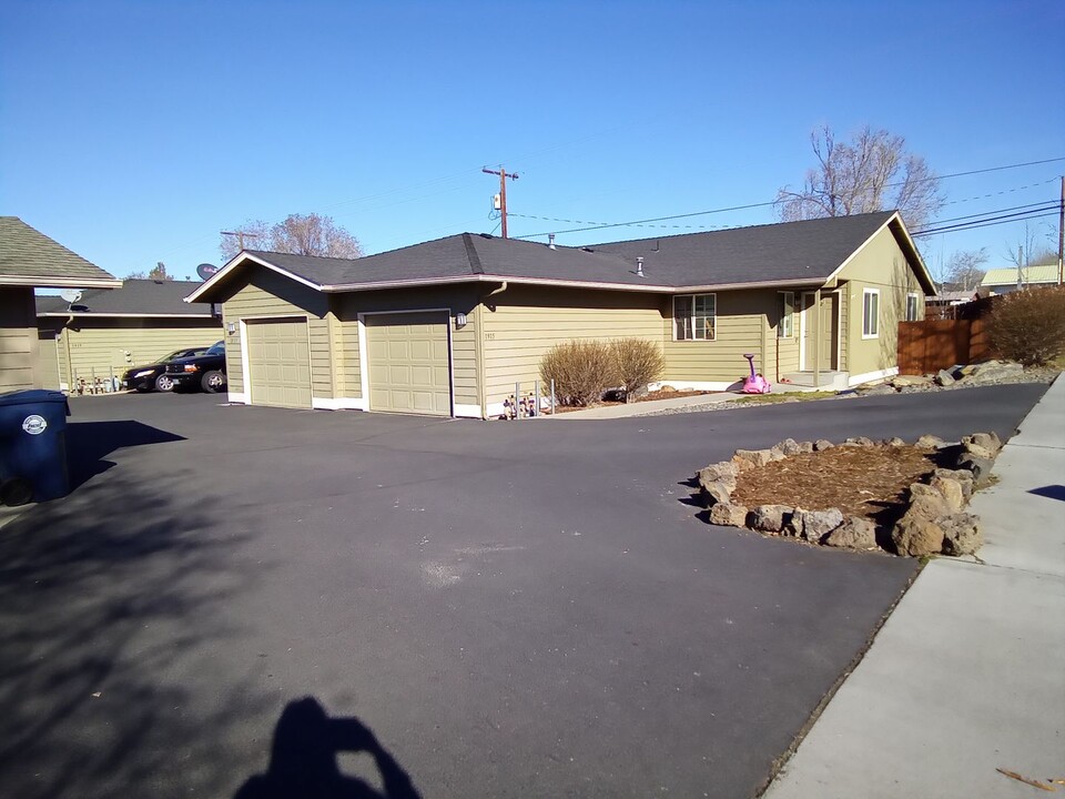 1931 NW Cedar Ave in Redmond, OR - Foto de edificio