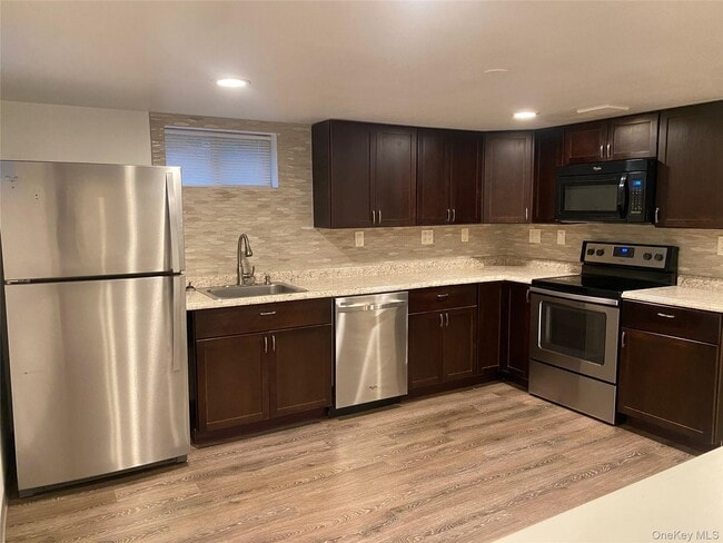 15 Janet St in Port Jefferson Station, NY - Building Photo - Building Photo