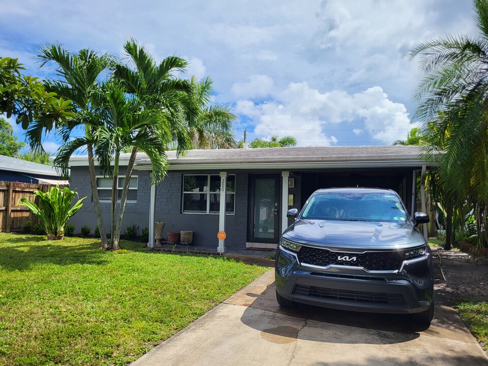 200 NE 43rd St in Oakland Park, FL - Building Photo