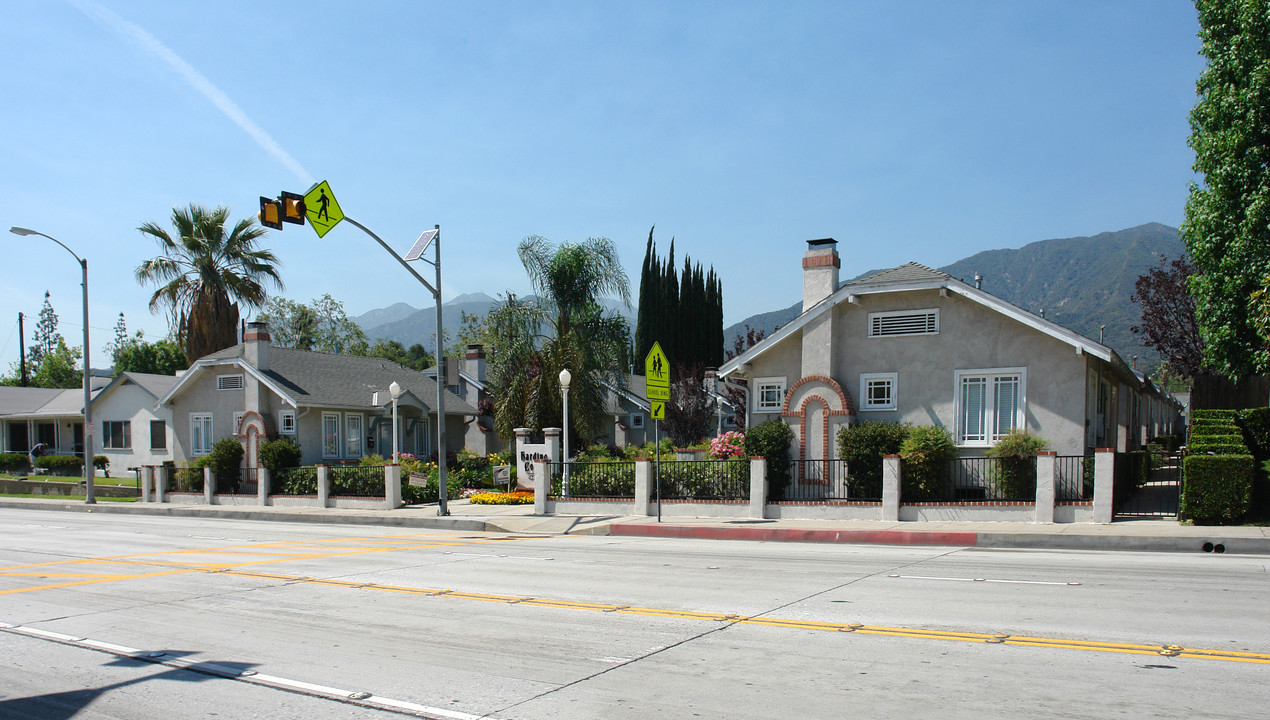 401 E Foothill Blvd in Monrovia, CA - Foto de edificio