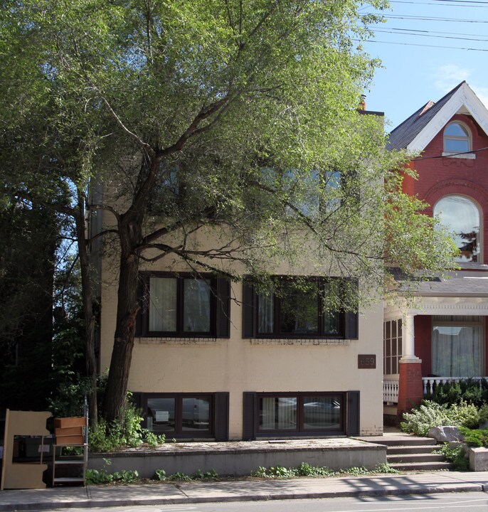 659 Annette St in Toronto, ON - Building Photo