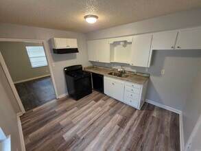 9110 Woodford Dr in Little Rock, AR - Building Photo - Building Photo