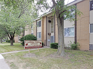 Coolidge Oaks Apartments in Oak Park, MI - Building Photo - Building Photo