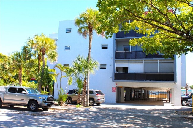13685 NE 10th Ave in North Miami, FL - Foto de edificio - Building Photo
