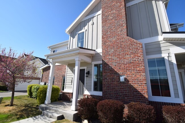 767 Oakhampton Dr in Sandy, UT - Building Photo - Building Photo