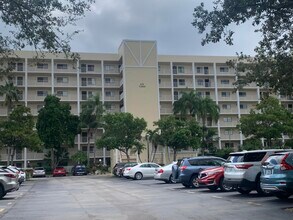 7260 Kinghurst Dr-Unit -#105 in Delray Beach, FL - Building Photo - Building Photo
