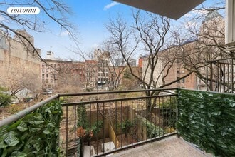 447 W 47th St in New York, NY - Foto de edificio - Building Photo