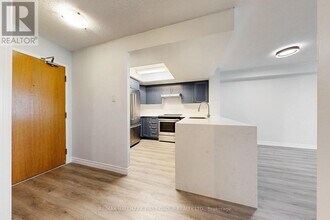 300-300 Webb Dr in Mississauga, ON - Building Photo - Building Photo