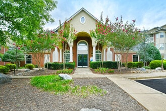 Braxton Woods Lake in Greenville, SC - Foto de edificio - Building Photo