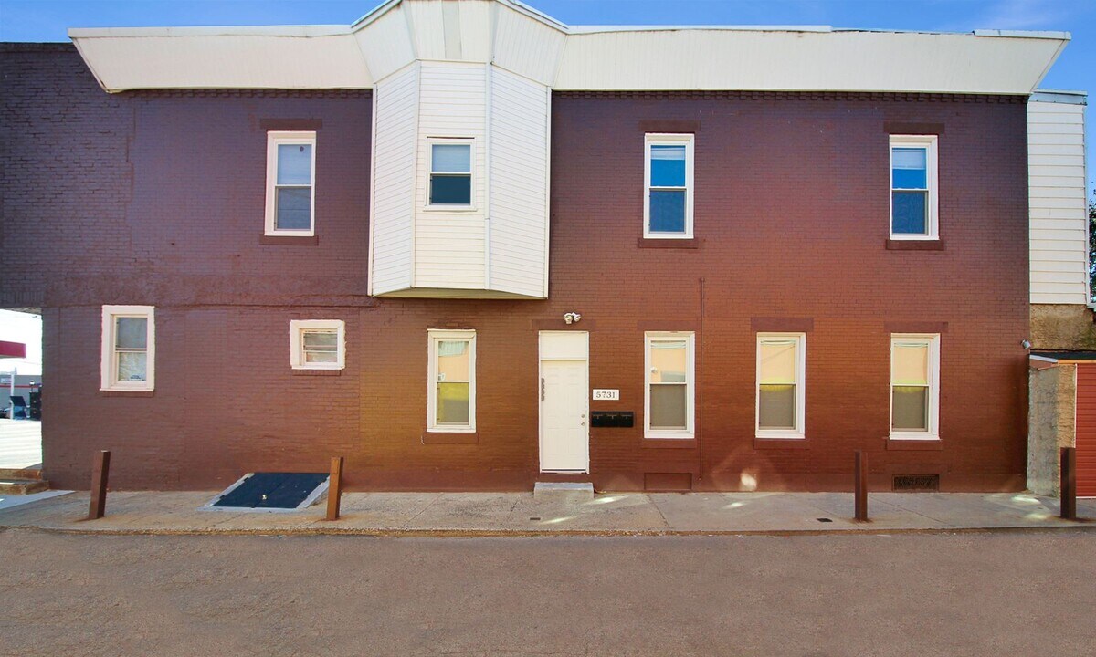 5731 Woodland Ave in Philadelphia, PA - Building Photo