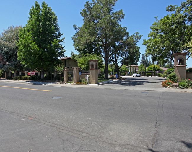 Woodmore Gardens in Sacramento, CA - Foto de edificio - Building Photo