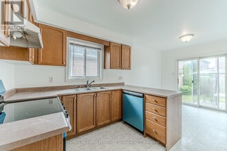 38 Reynolds Ln in Barrie, ON - Building Photo - Building Photo