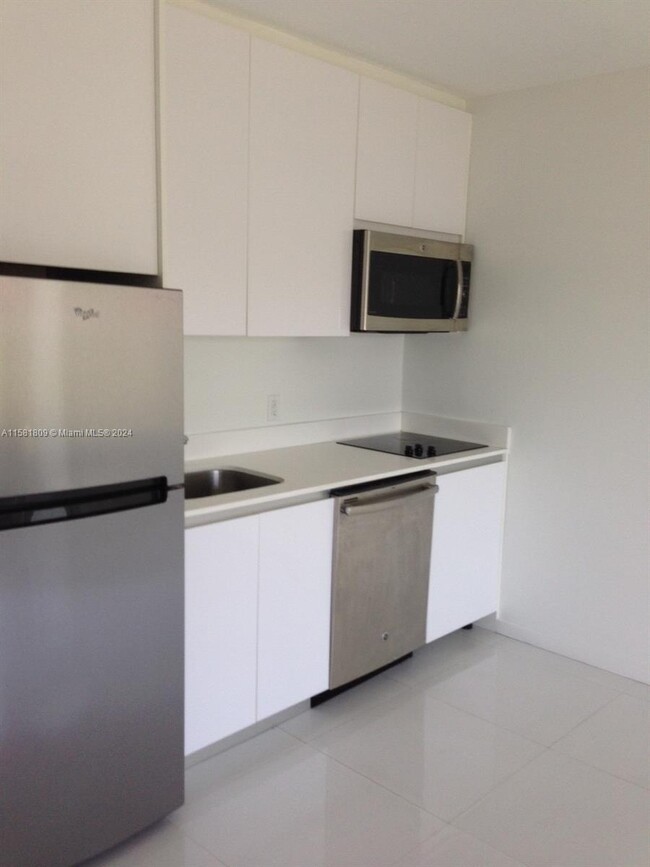 801 15th St, Unit 109 in Miami Beach, FL - Building Photo - Building Photo