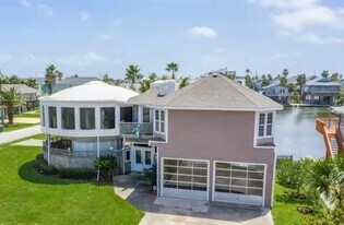 22101 Lampasas Dr in Galveston, TX - Building Photo