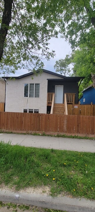 630 McGee St in Winnipeg, MB - Building Photo