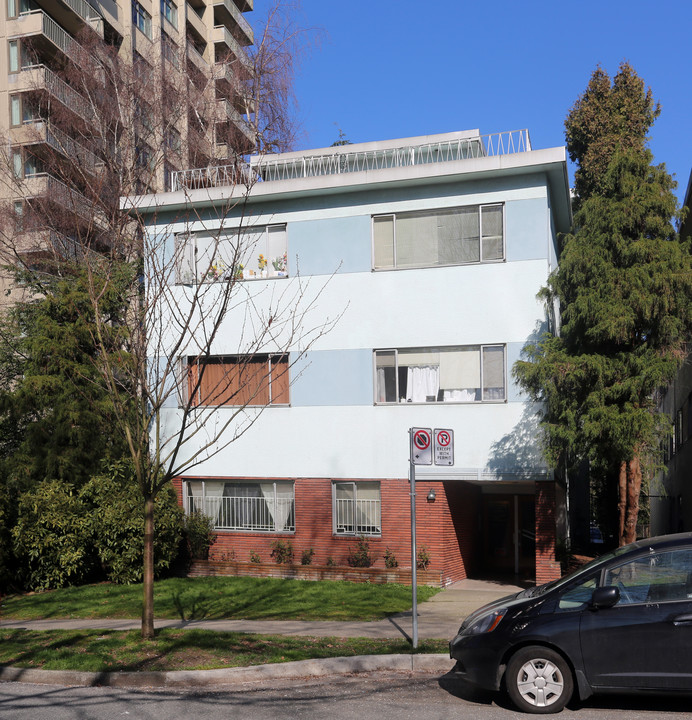 1727 Comox St in Vancouver, BC - Building Photo