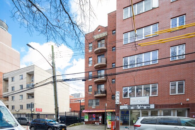 132-52 41st Ave in Flushing, NY - Building Photo - Building Photo