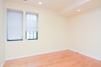 218 W Division St, Unit 3 in Chicago, IL - Building Photo - Building Photo