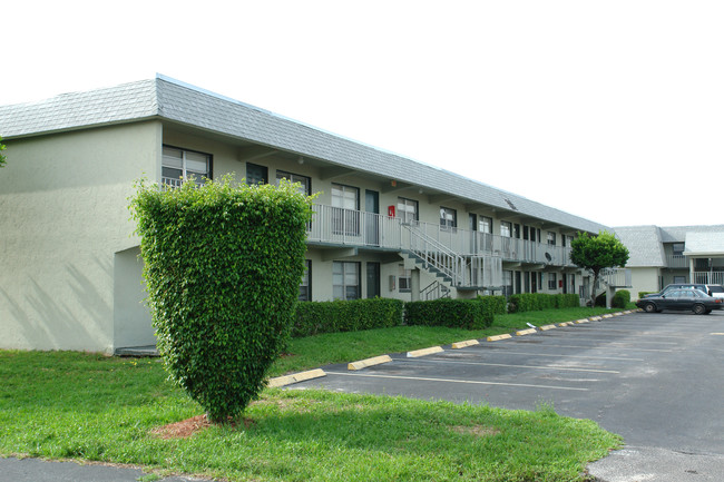 Humani Court in Lake Park, FL - Foto de edificio - Building Photo