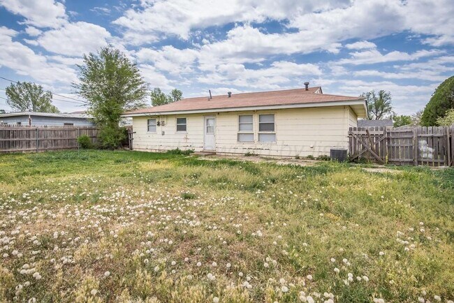 1124 Juniper Dr in Pampa, TX - Building Photo - Building Photo