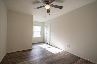 825 S Rupple Rd in Fayetteville, AR - Building Photo - Building Photo