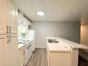 Lincoln Crest Apartments in Stockton, CA - Building Photo - Interior Photo