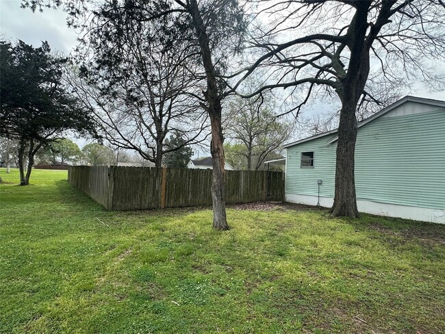 416 Illinois St in Wallis, TX - Building Photo - Building Photo