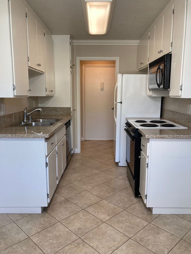 12200 Montecito Rd in Seal Beach, CA - Building Photo - Building Photo