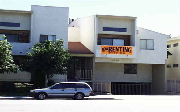 15020 Burbank Blvd in Sherman Oaks, CA - Foto de edificio - Building Photo